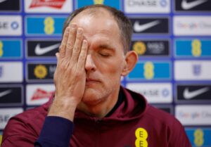 Thomas Tuchel med en hånd for øjet.