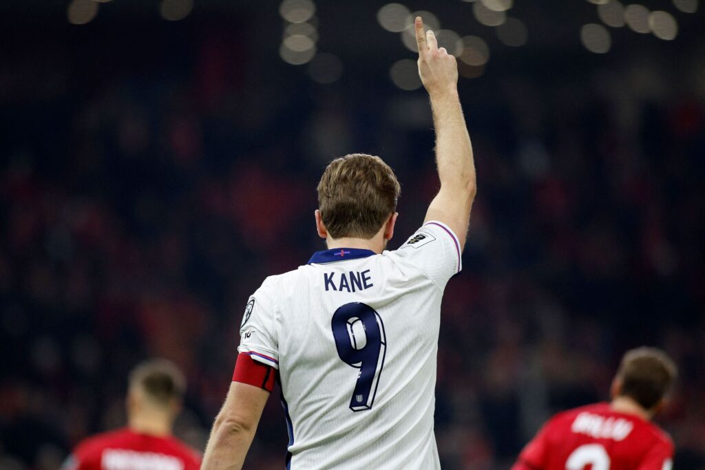 Harry Kane peger mod himlen.
