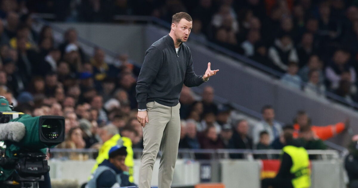 Fanget på kamera: Se Neestrup gå amok på sidelinjen Foto: Neil Hall/EPA/Ritzau Scanpix