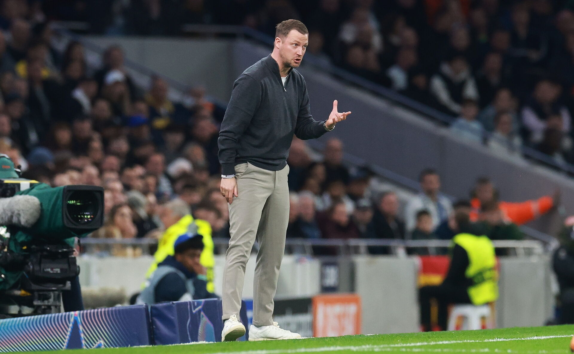 Fanget på kamera: Se Neestrup gå amok på sidelinjen foto