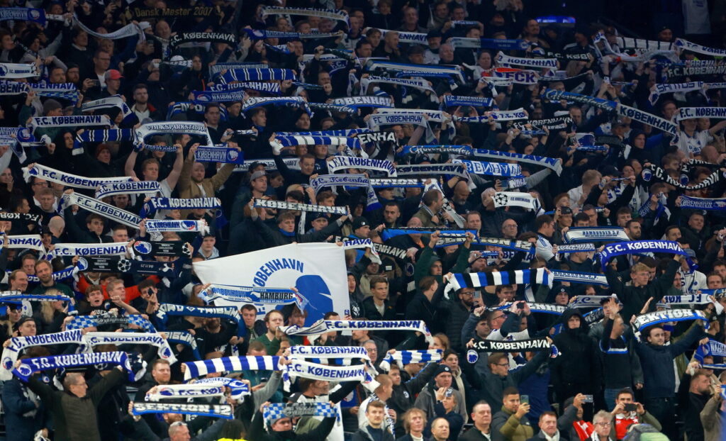 FCK-fans viser deres halstørklæde.