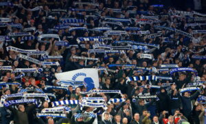 FCK-fans viser deres halstørklæde.