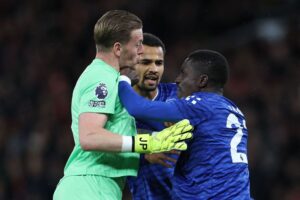 Idrissa Gueye skubber til Jordan Pickford.
