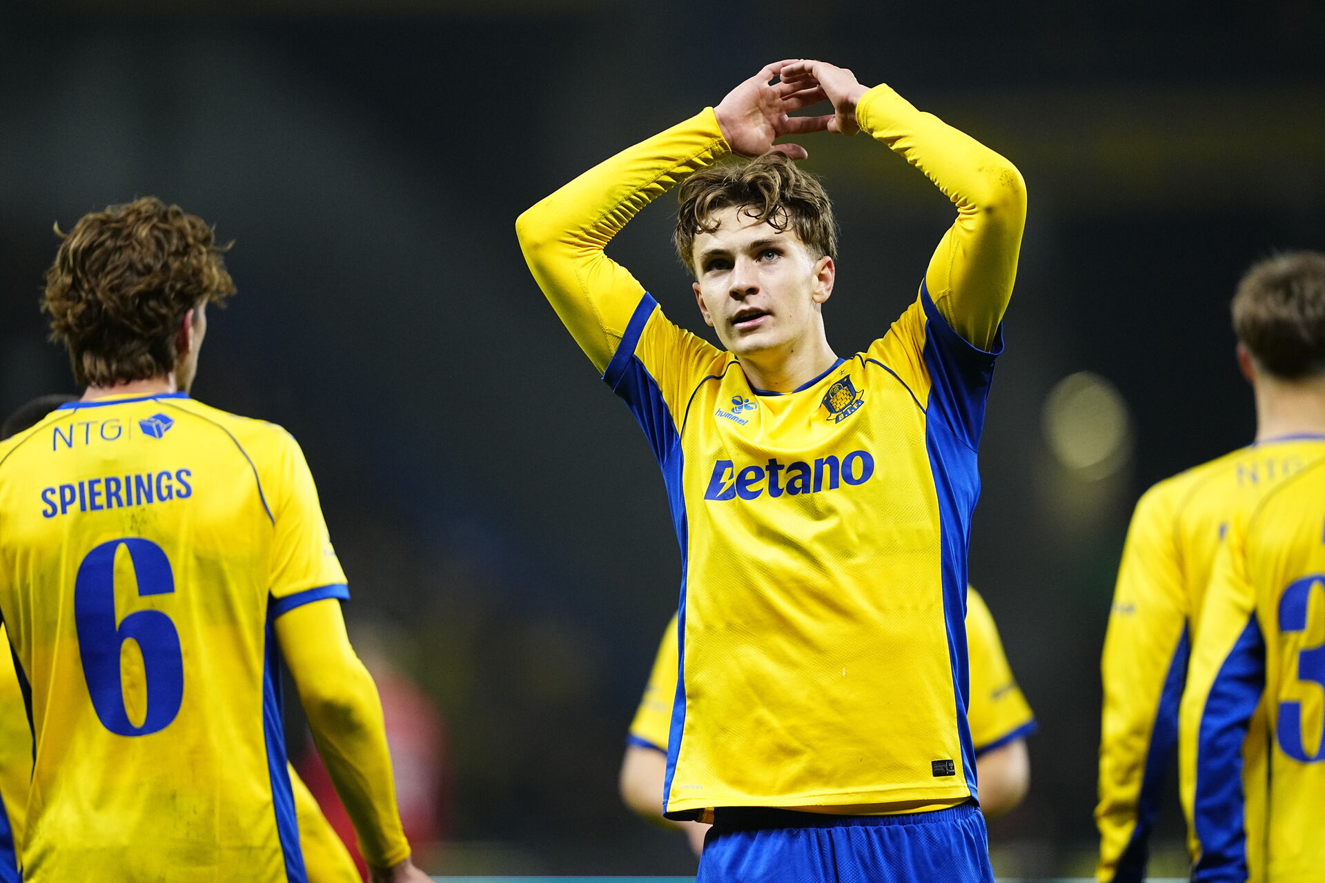 Pas på, FCM! Brøndby ånder jer i nakken foto