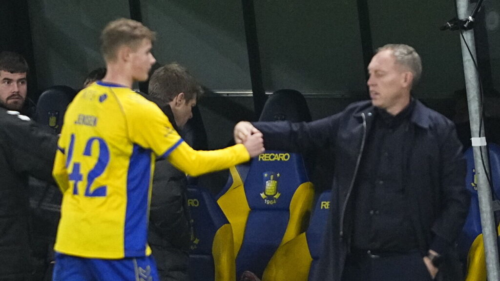 Mathias Jensen og Steve Cooper giver hånd