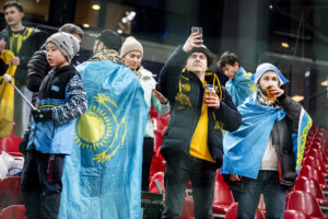 Kairat Almaty-fans i Parken.
