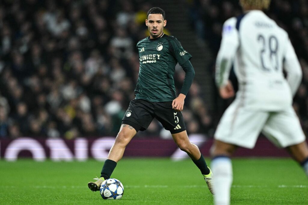 Gabriel Pereira på bolden for FCK mod Tottenham.