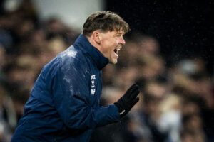 Michael Hansen i trænersædet for FC Fredericia i Parken. Superliga: FC København - FC Fredericia