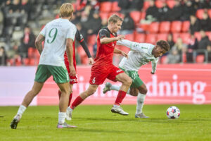Kamp om bolden mellem FC Fredericia og Viborg FF.