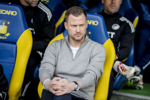 Jacob Neestrup sidder på bænken på Brøndby Stadion.