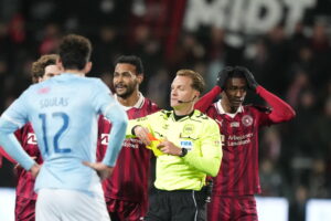 Mikkel Redder giver rødt kort til Phillip Billing.