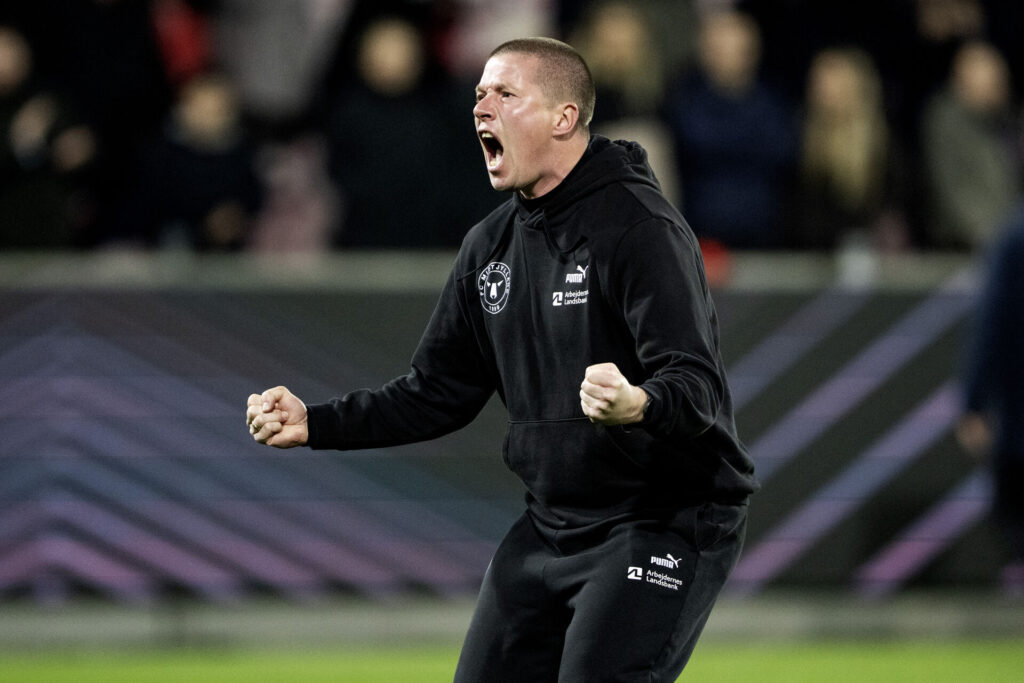 Mike Tullberg råber med knyttede næver.