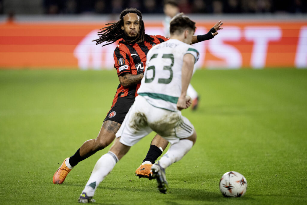 Kevin Mbabu forsvarer mod Celtic.