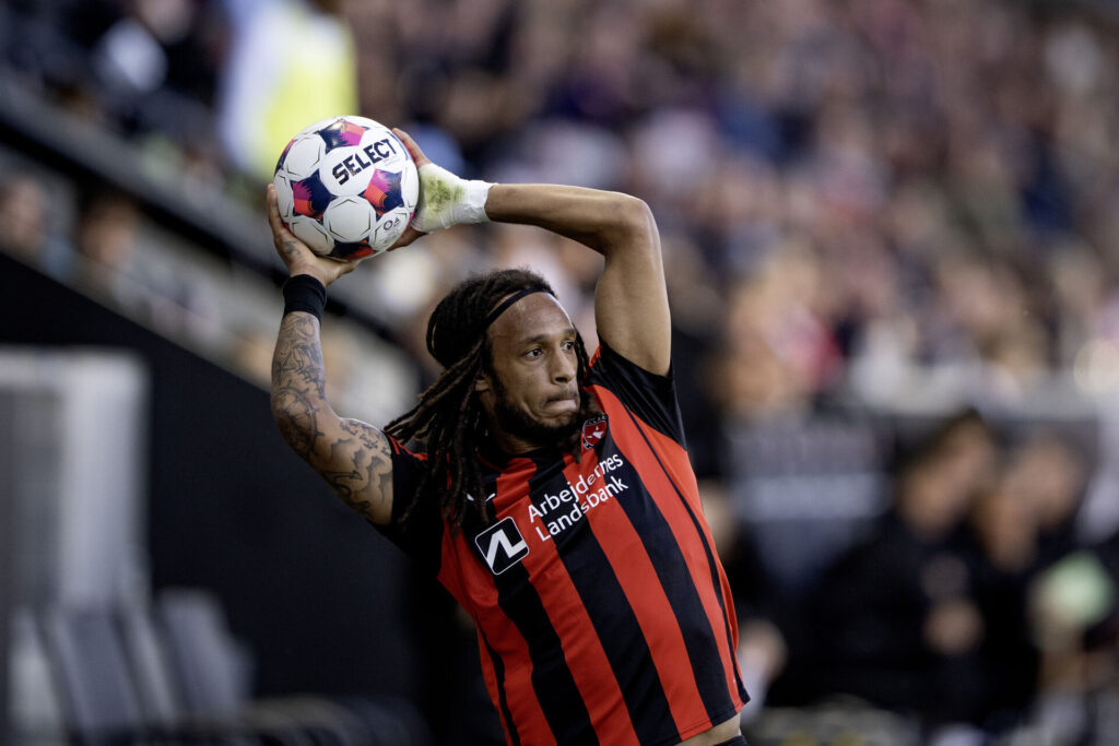 FC MIdtjyllands Kevin Mbabu kaster indkast.