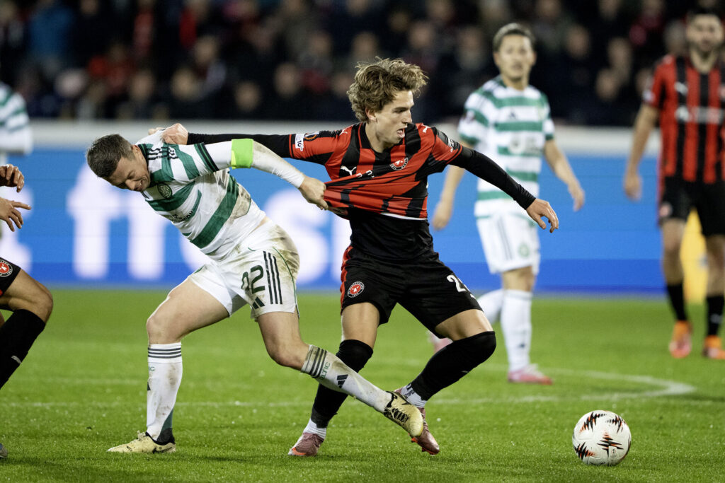 Valdemar Byskov holdes i trøjen mod Celtic