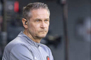 Thomas Thomasberg kigger fokuseret på en kamp.