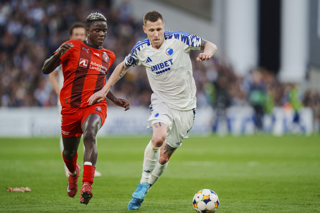 Lukas Lerager dribler med bolden mod FC Midtjylland.