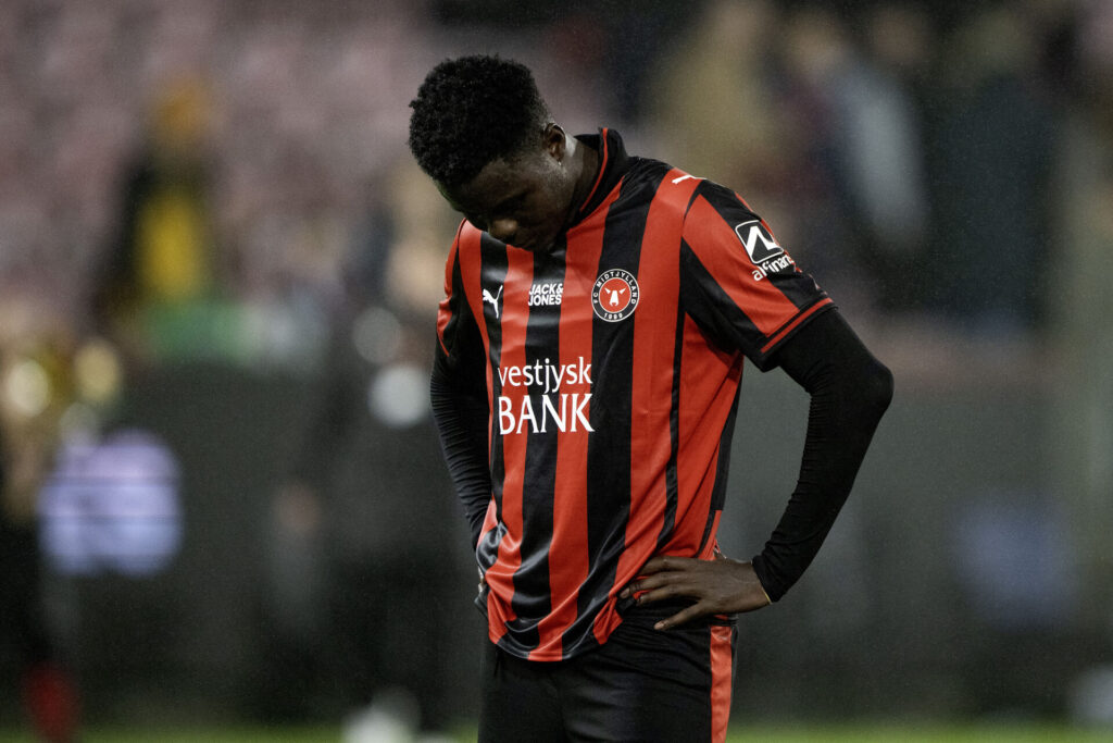 Franculino kigger ned i jorden.