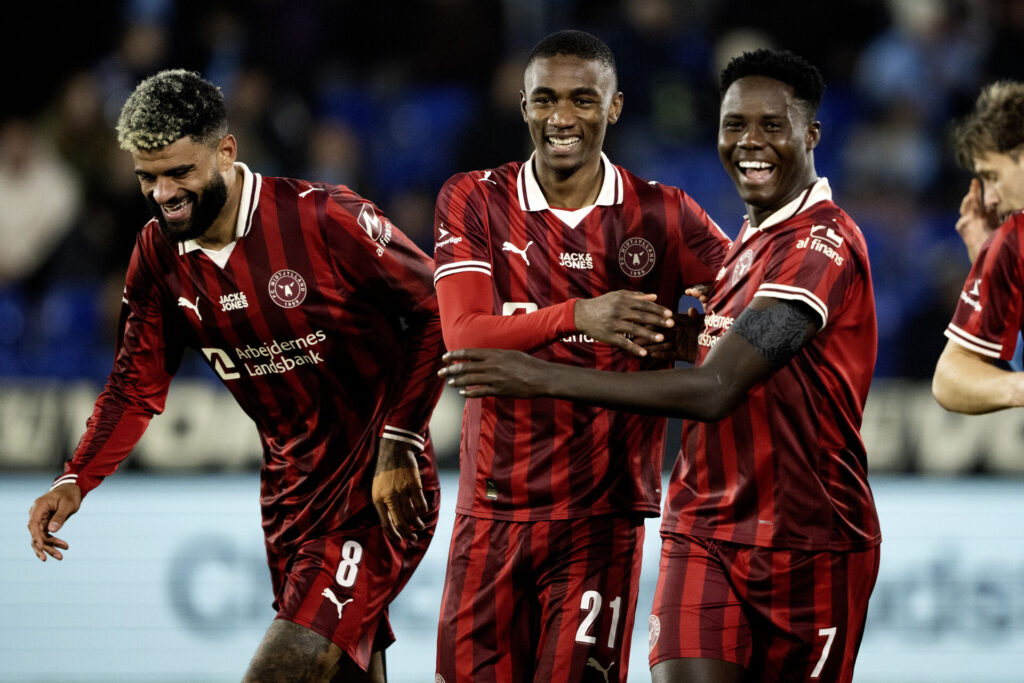 FC Midtjyllands angribere griner.