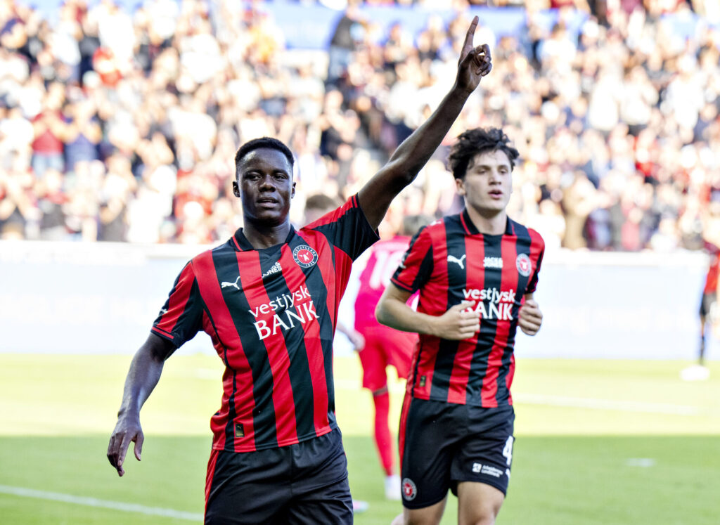 Franculno jubler med finger oppe