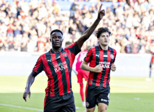 Franculno jubler med finger oppe