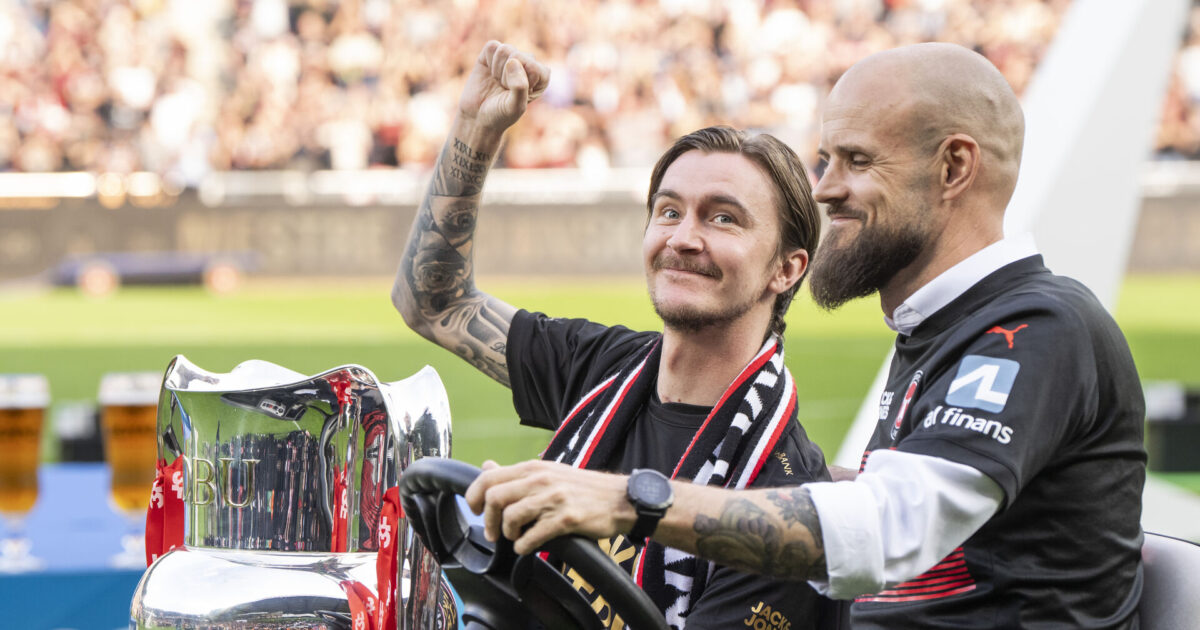 Svensk træner åbner for at tage Kristoffer Olsson ind FC Midtjyllands Kristoffer Olsson kommer med pokalen til medaljenceremonien efter superligakampen mellem FC Midtjylland og Silkeborg IF på MCH Arena i Herning søndag den 26. maj 2024.