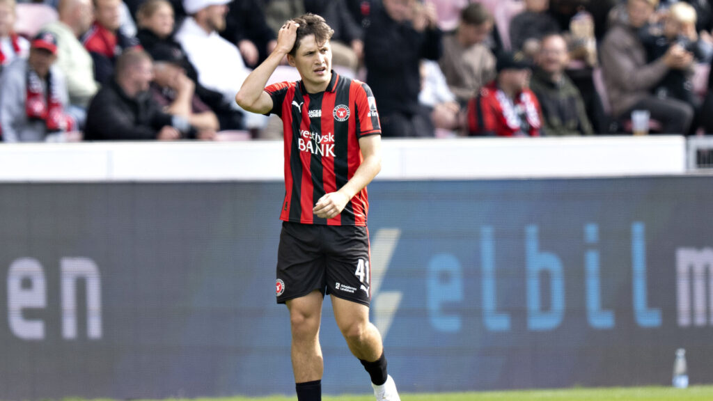 Mikel Gogorza tager sig til hovedet.