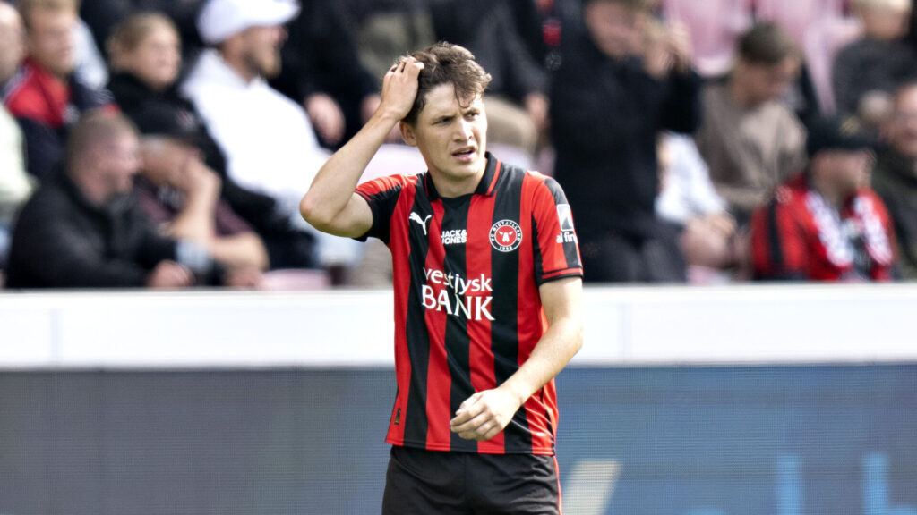 Gogorza piller ved sit hånd