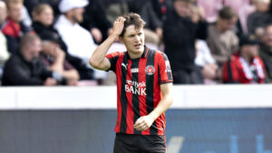 Gogorza piller ved sit hånd