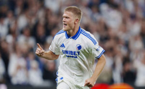 Andreas Cornelius jubler over en scoring