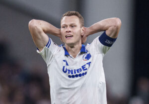 Claesson tager sig til hovedet