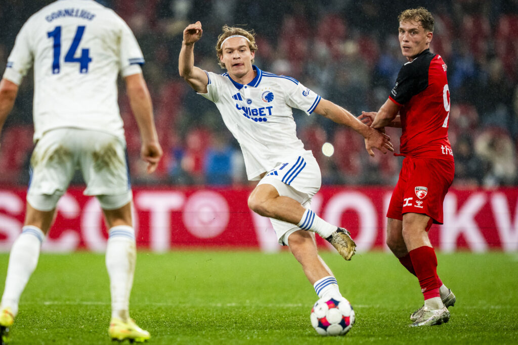 Mads Emil Madsen undr en kamp for FCK.
