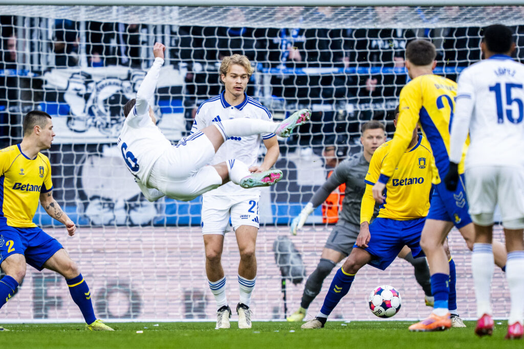 Mads Emil Madsen involveret i en situation mod Brøndby IF.