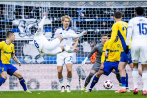 Mads Emil Madsen involveret i en situation mod Brøndby IF.