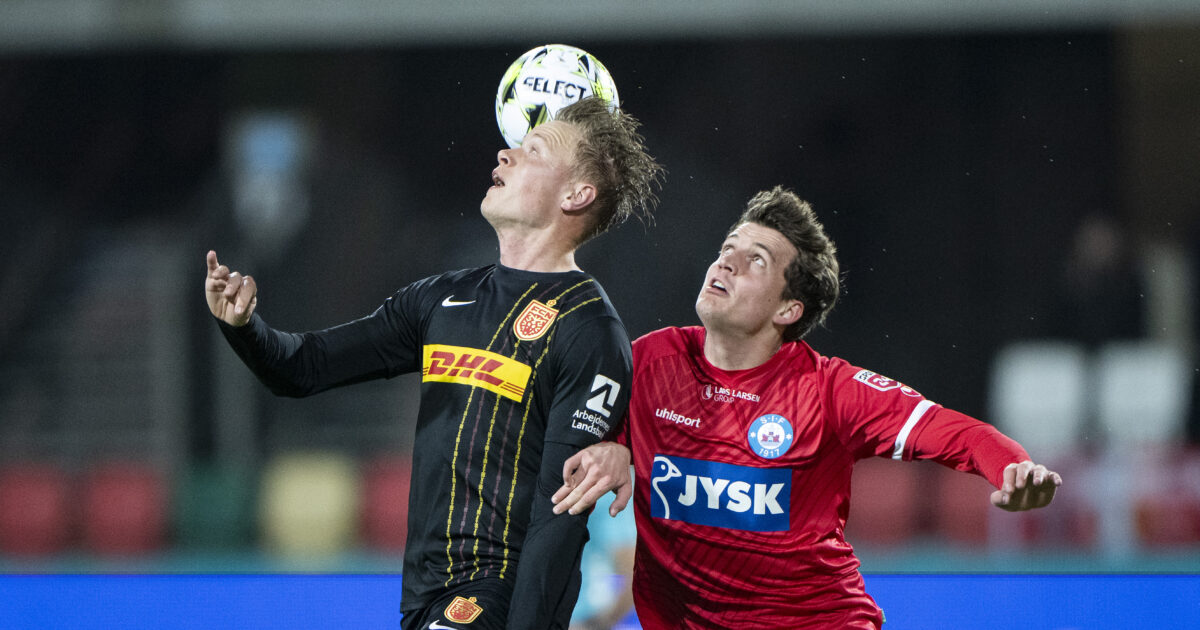 Denne interne Superliga-transfer må ske i januar! FCNs Jeppe Tverskov i kamp med Silkeborgs Asbjørn Bøndergaard under superligakampen mellem Silkeborg IF og FC Nordsjælland på Jysk Park i Silkeborg mandag den 15. april 2024. Foto: Bo Amstrup/Ritzau Scanpix
