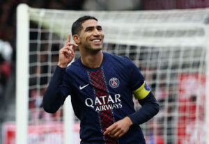 Achraf Hakimi fejrer en scoring for PSG