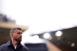 Rob Edwards går på stadion.