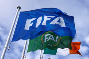 FIFA-flag blafrer i vinden.