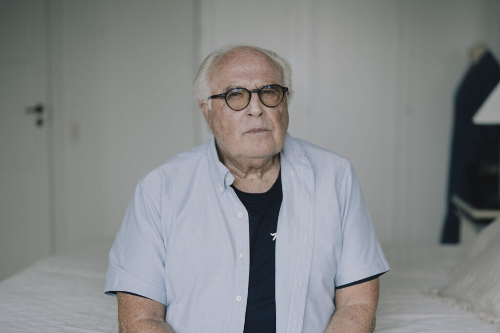 Flemming Østergaard sidder på sengen.