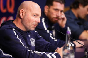 Brian Riemer med Pierre Emil Højbjerg i baggrunden.