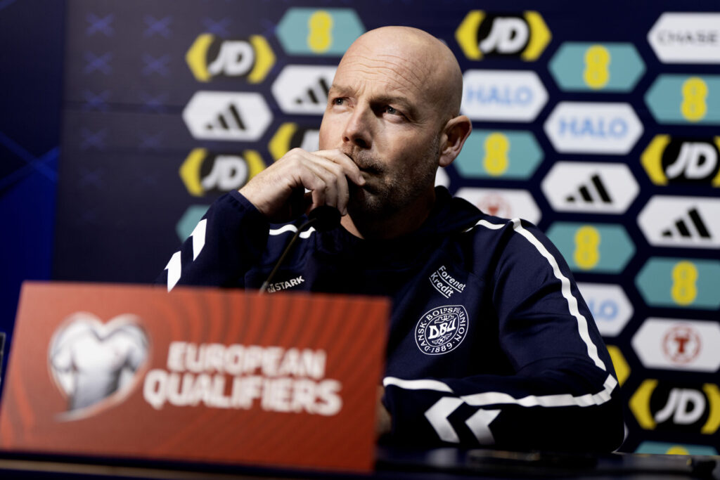 Brian Riemer på et pressemøde.