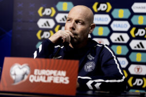 Brian Riemer på et pressemøde.