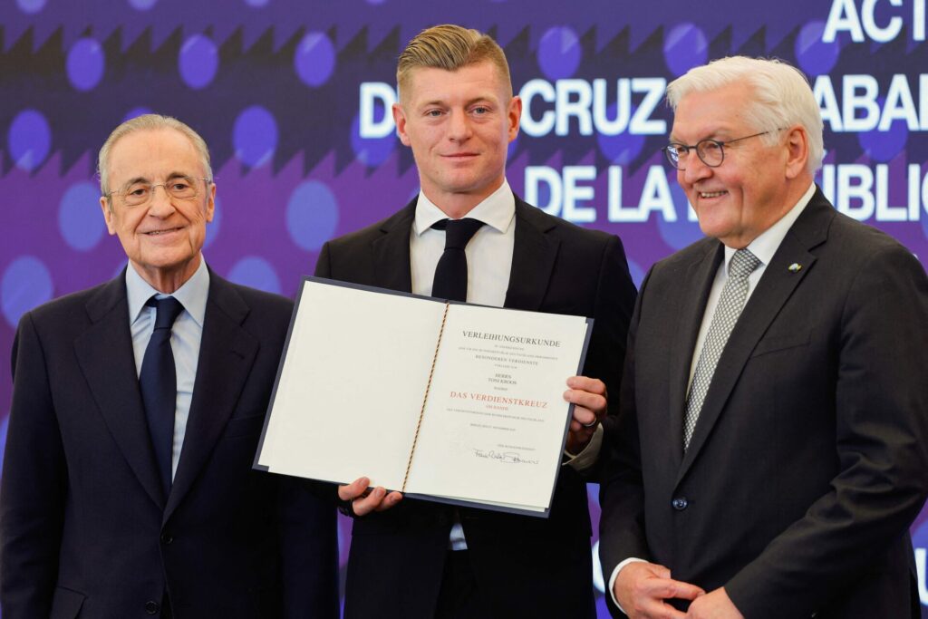 Toni Kroos modtager den tyske ridderorden på Santiago Bernabeu med Florentino Perez