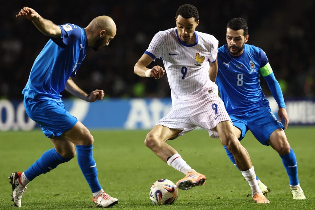 Hugo Ekitike dribler med bolden.