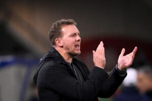 Julian Nagelsmann klapper i hænderne.