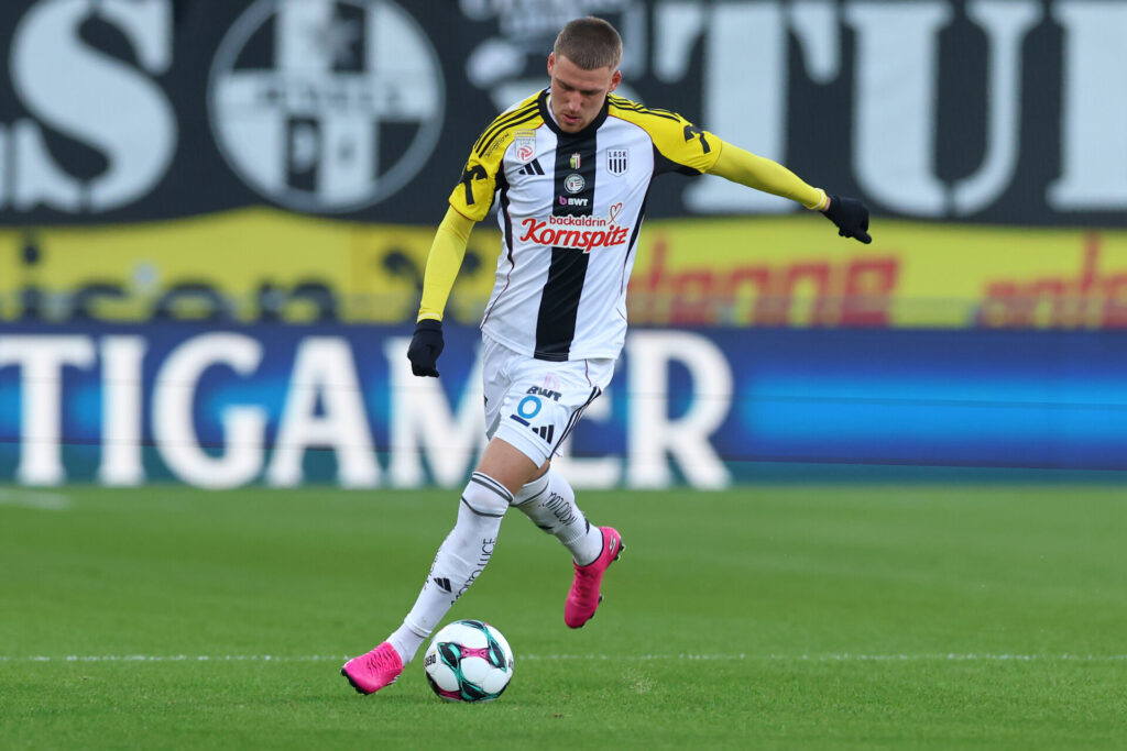 Kasper Jørgensen med bolden for sine fødder.