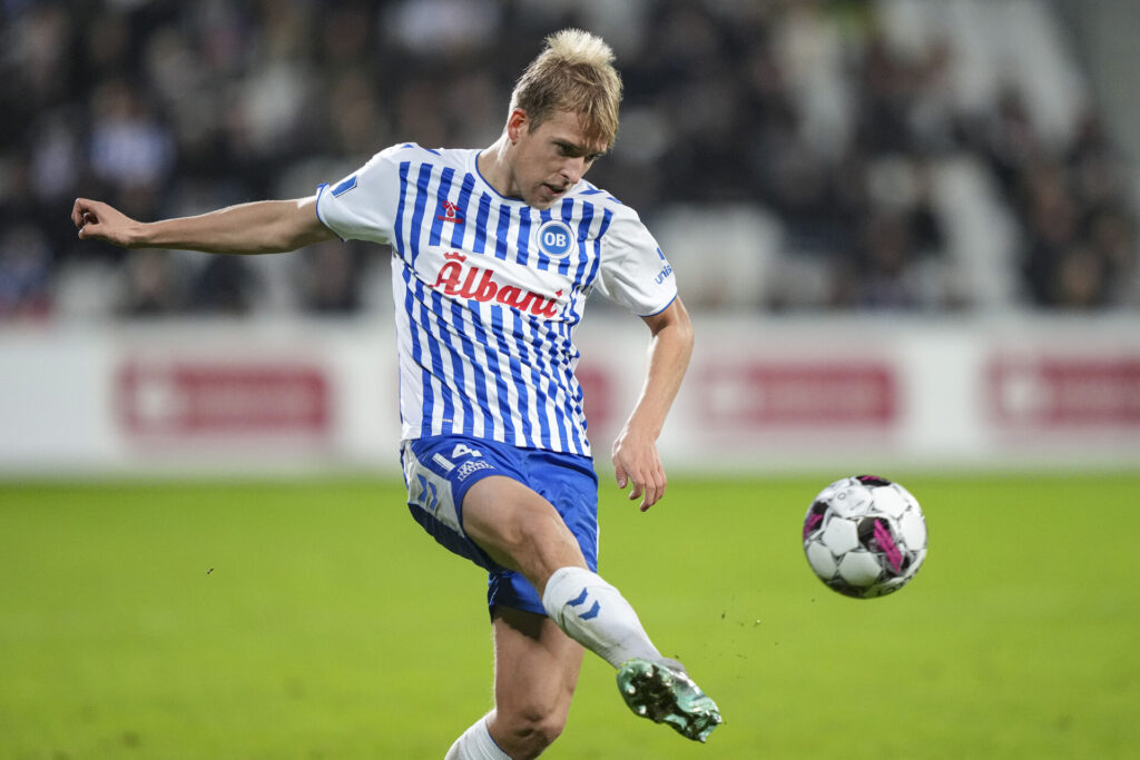 Grubbe sætter indersiden på bolden