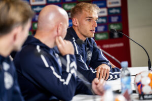 Gustav Isaksen og Brian Riemer udtaler sig på pressemøde før landsholdets kamp mod Belarus.