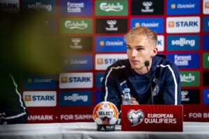 Gustav Isaksen for det danske landshold til pressemøde før Belarus.