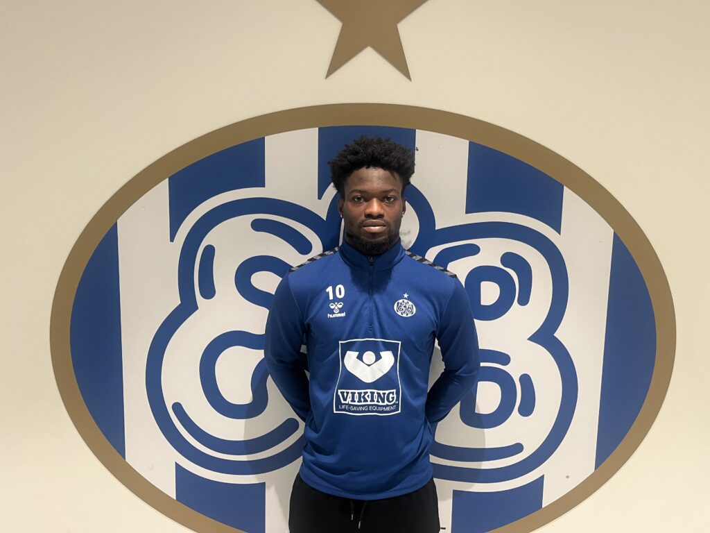 Richmond Gyamfi foran Esbjergs logo